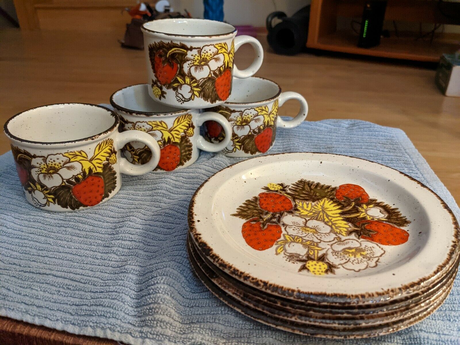 Stonehenge Midwinter Strawberry Plates  7 In X 4 & 4 Cups